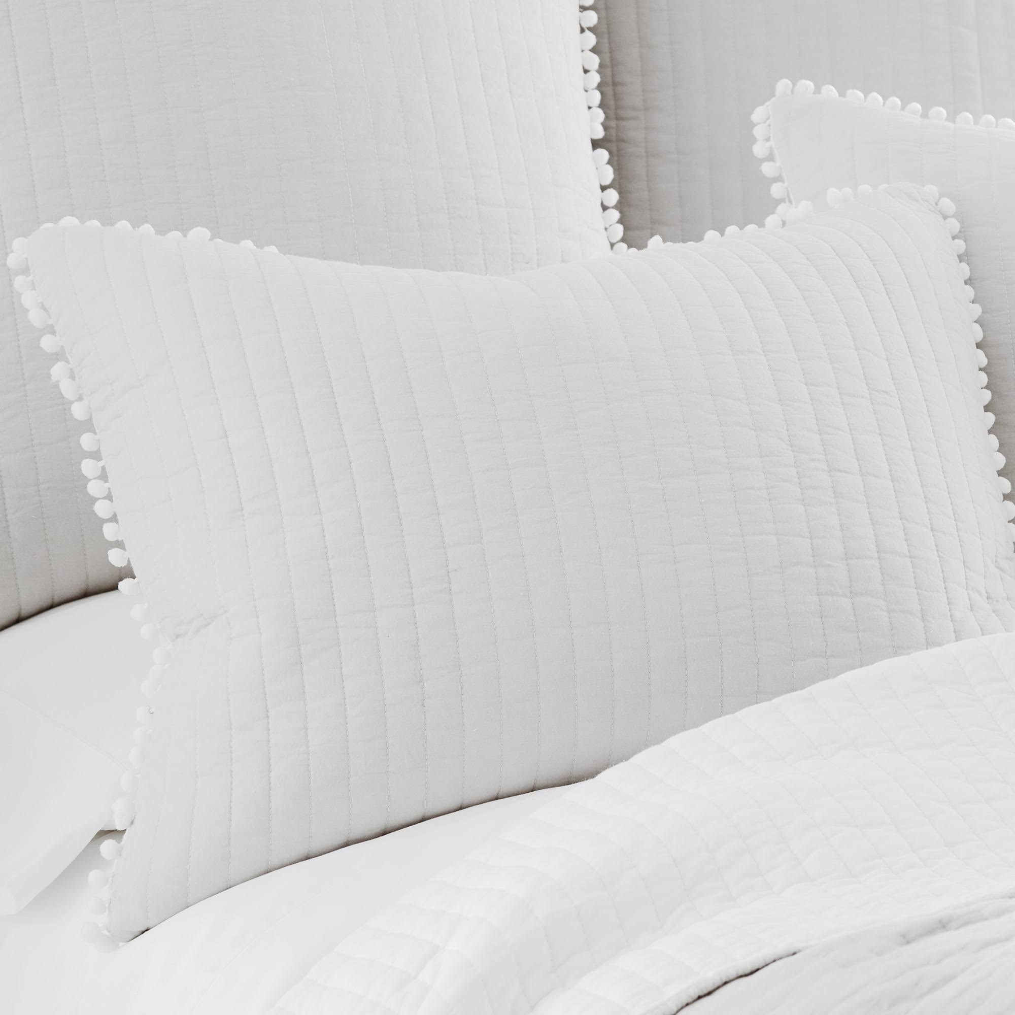 White Full/Queen Quilt S891226
