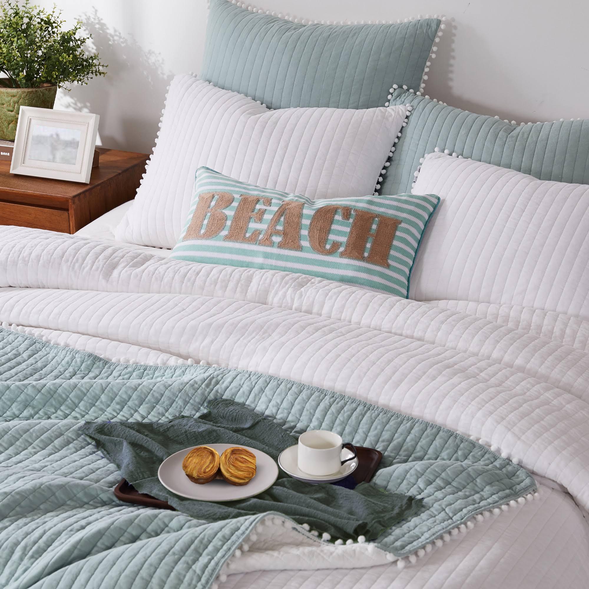 White Full/Queen Quilt S891226